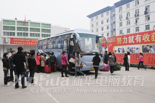 即將啟程的畢業(yè)學(xué)子正在裝運行李