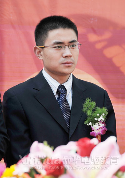 新華教育集團浙江校友協會會長、浙江南方建筑設計院建筑工程師許雙貴出席開幕式