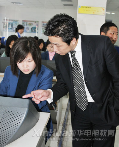 新華畢業學子、上海校友會會長指導學妹填寫簡歷