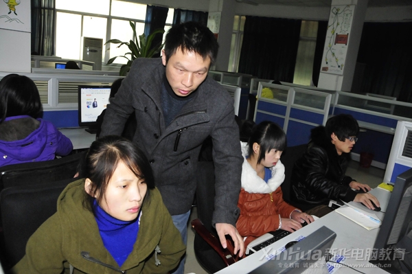 電子商務專業(yè)高級導師宋建發(fā)老師在給學生做輔導