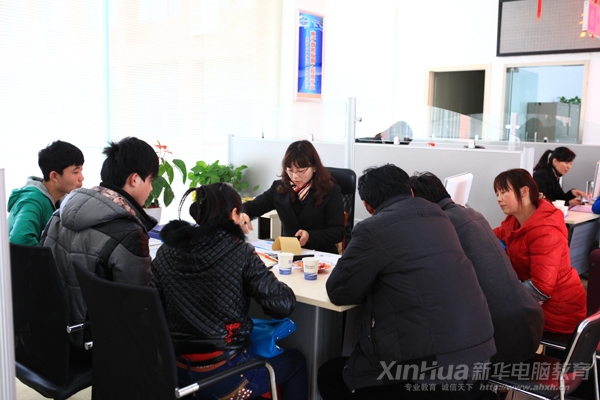 前來報讀新華學(xué)習(xí)動漫游戲設(shè)計師專業(yè)的學(xué)子正在與咨詢師進(jìn)行現(xiàn)場咨詢