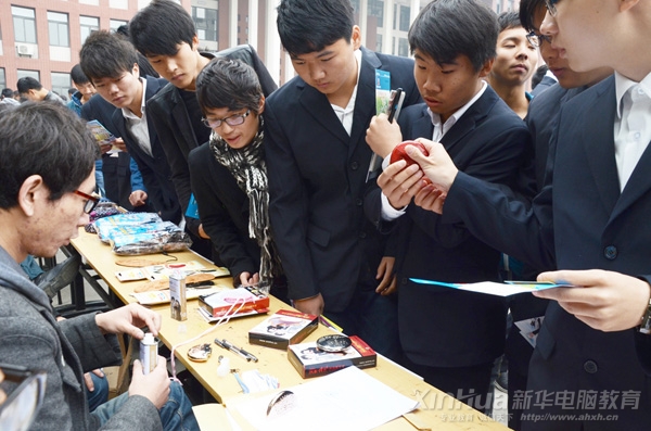 燃氣暖手寶負責人正為學生們演示產品裝置