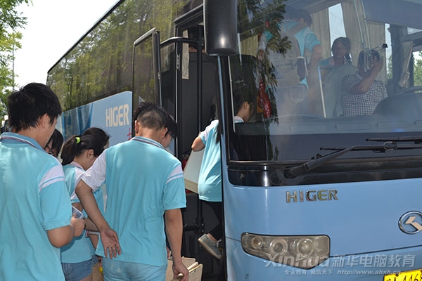 參賽選手有序的登上了校車(chē)
