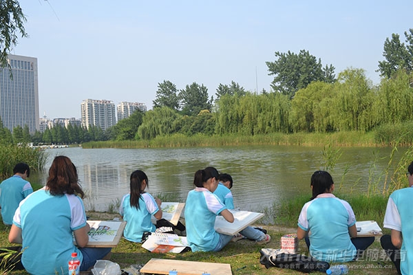 同學(xué)們?cè)陲L(fēng)景如畫(huà)的生態(tài)公園認(rèn)真作畫(huà)