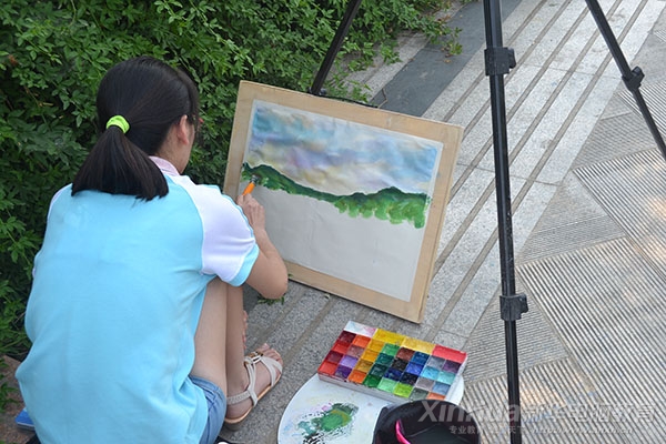 同學(xué)們?cè)诠珗@里認(rèn)真作畫(huà)