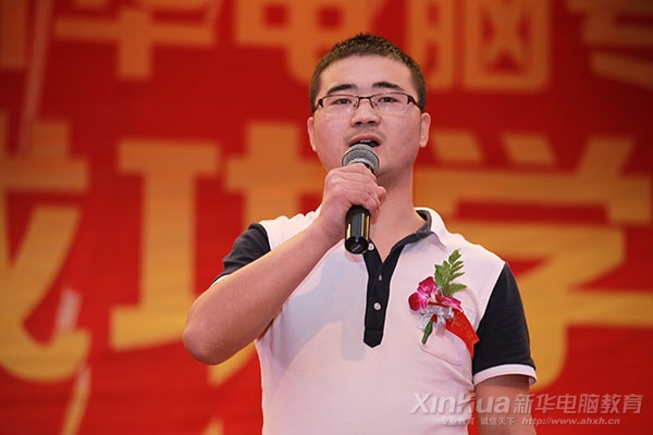 在成功學(xué)子報(bào)告會(huì)上激情高歌《歌唱祖國》的汪林君