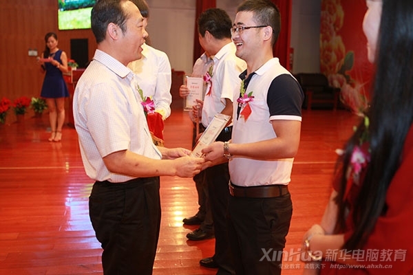 接受安徽新華電腦專修學(xué)院副院長孫禮平頒發(fā)榮譽(yù)證書的汪林君