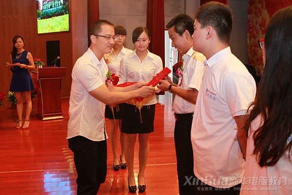 安徽新華電腦專修學(xué)院 院長助理王科為杰出校友們頒發(fā)榮譽(yù)證書